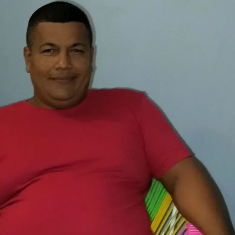 Foto maestro artesano de silla mecedora Cartagena